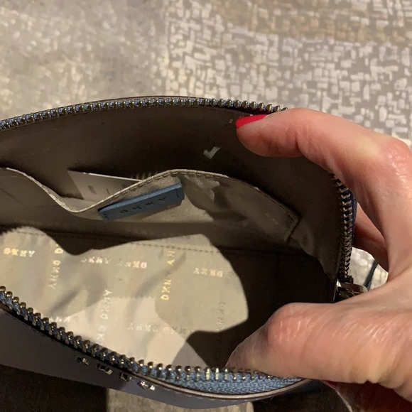 NWT DKNY Bryant Cosmetic Case 🔥 - Picture 3 of 5
